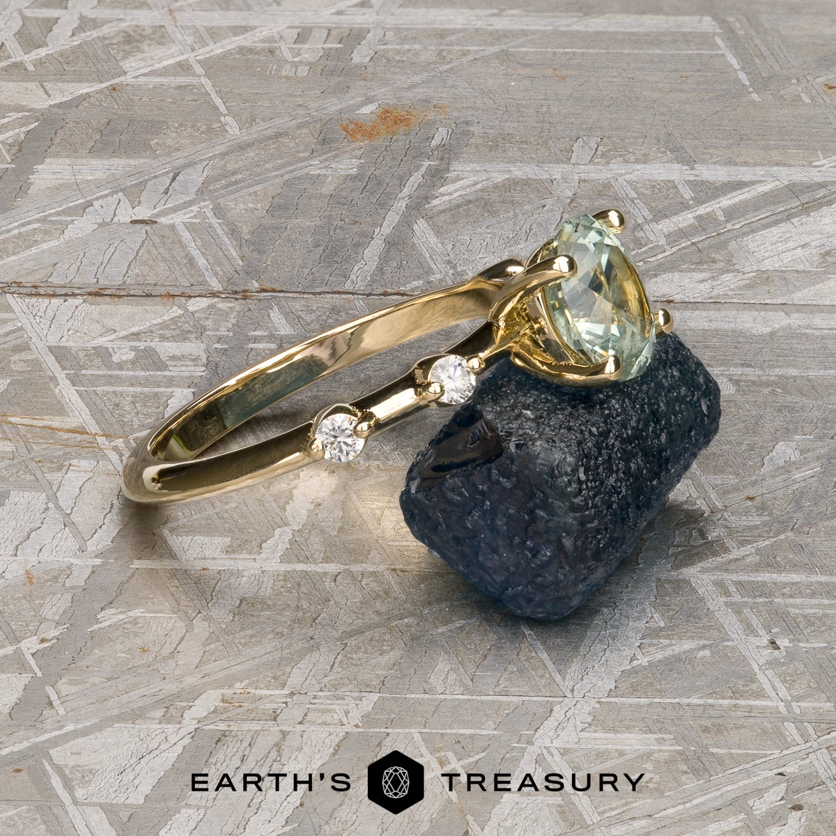 The "Pirouette" ring in 14k yellow gold with 1.21-carat Montana sapphire