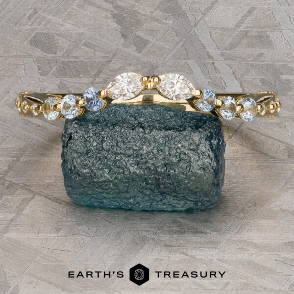 The ornate "Cattleya" band in 18k yellow gold The ornate "Cattleya" band in 18k yellow gold