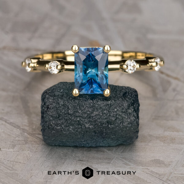 The "Pirouette" ring in 14k yellow gold with 1.18-carat Montana Sapphire The "Pirouette" ring in 14k yellow gold with 1.18-carat Montana Sapphire