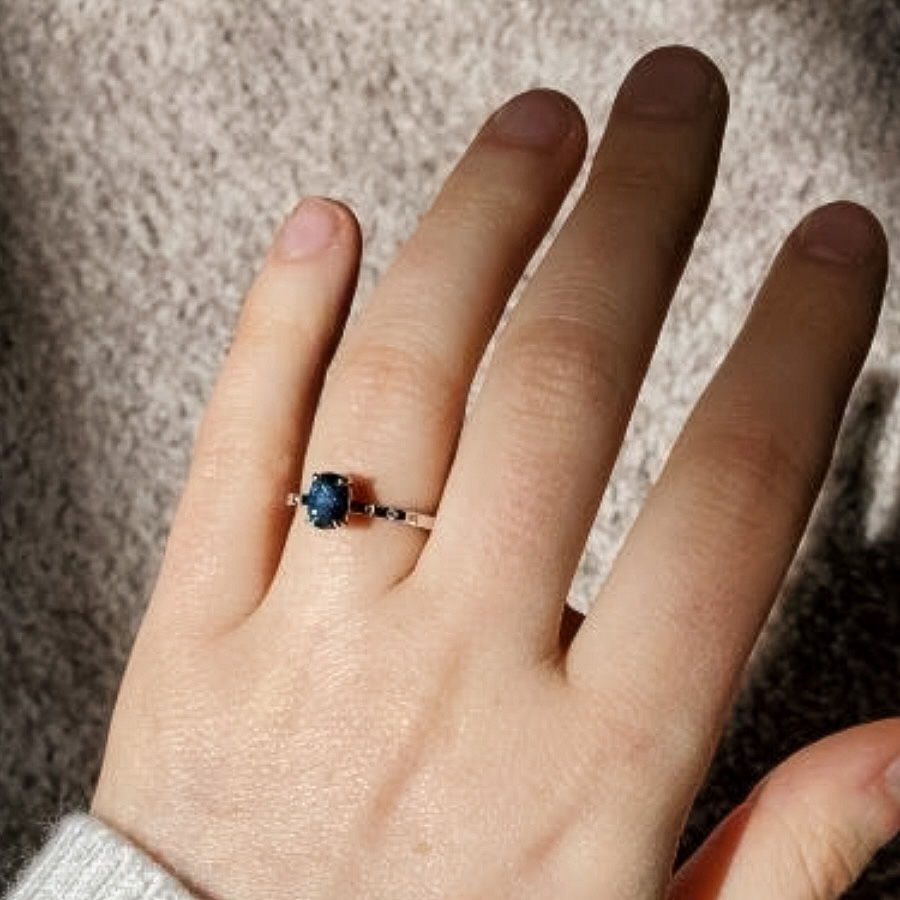 The "Cerise" ring in 14K white gold with 1.05-Carat Montana Sapphire