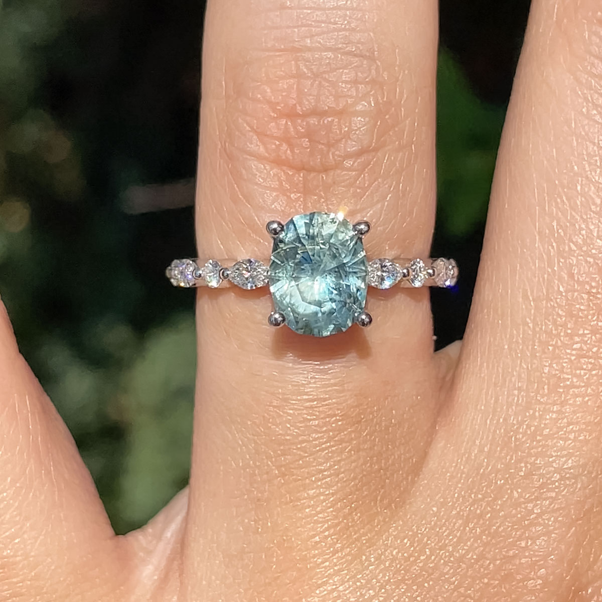The "Clemencia" ring in platinum with 2.64-Carat Montana Sapphire