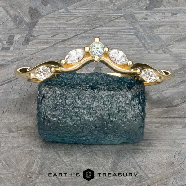 The "Multiflora" band in 18k yellow gold The "Multiflora" band in 18k yellow gold