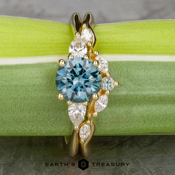 The "Multiflora" ring in 18k yellow gold with 1.43-carat Montana sapphire alongside the "Multiflora" band in 18k yellow gold The "Multiflora" ring in 18k yellow gold with 1.43-carat Montana sapphire alongside the "Multiflora" band in 18k yellow gold