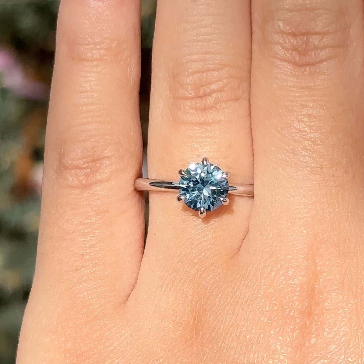 The minimal "Anemone" ring in platinum with a 1.68-carat Montana sapphire