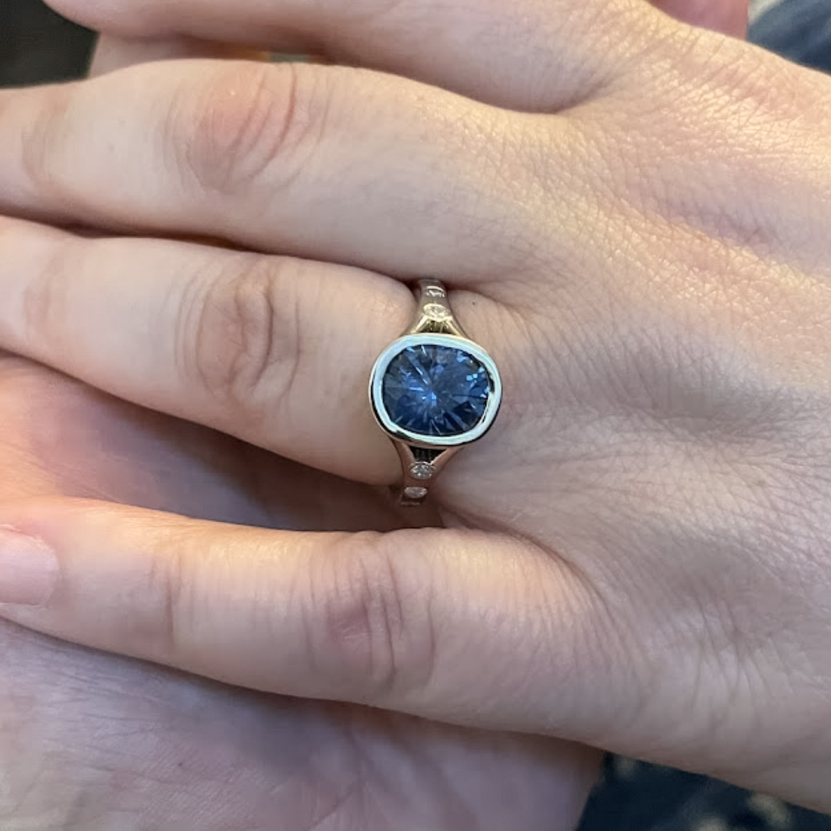 The "Corvus" ring in platinum with 4.30-Carat Montana Sapphire