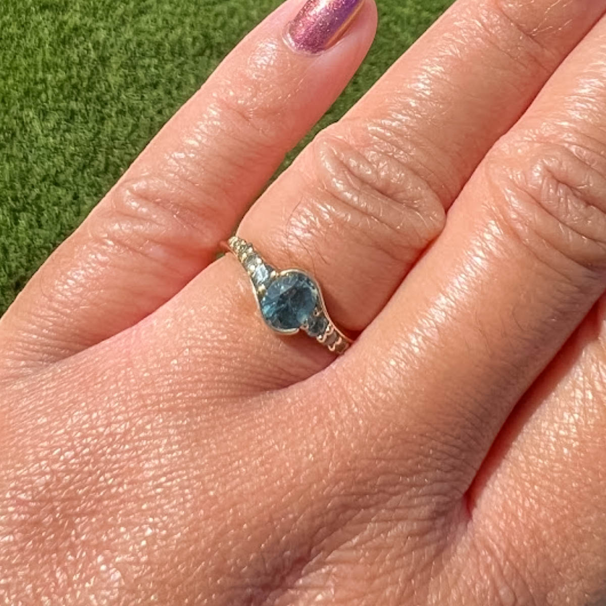 The "Venus" ring in 14K yellow gold with 0.94-Carat Montana Sapphire