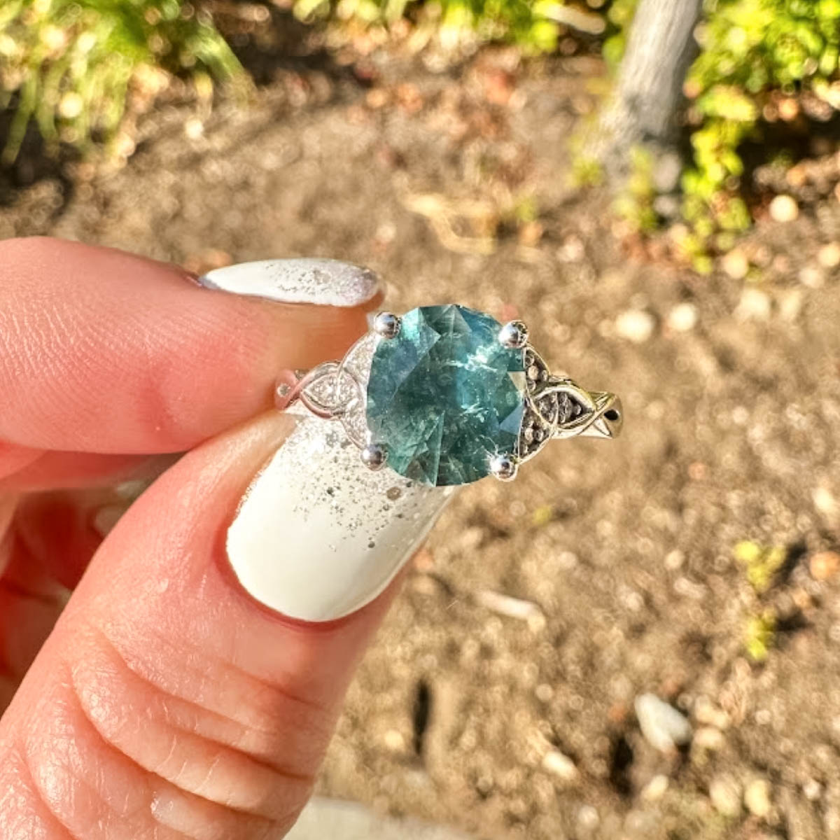 The "Aislinn" ring in 18K white gold with 3.12-Carat Montana Sapphire