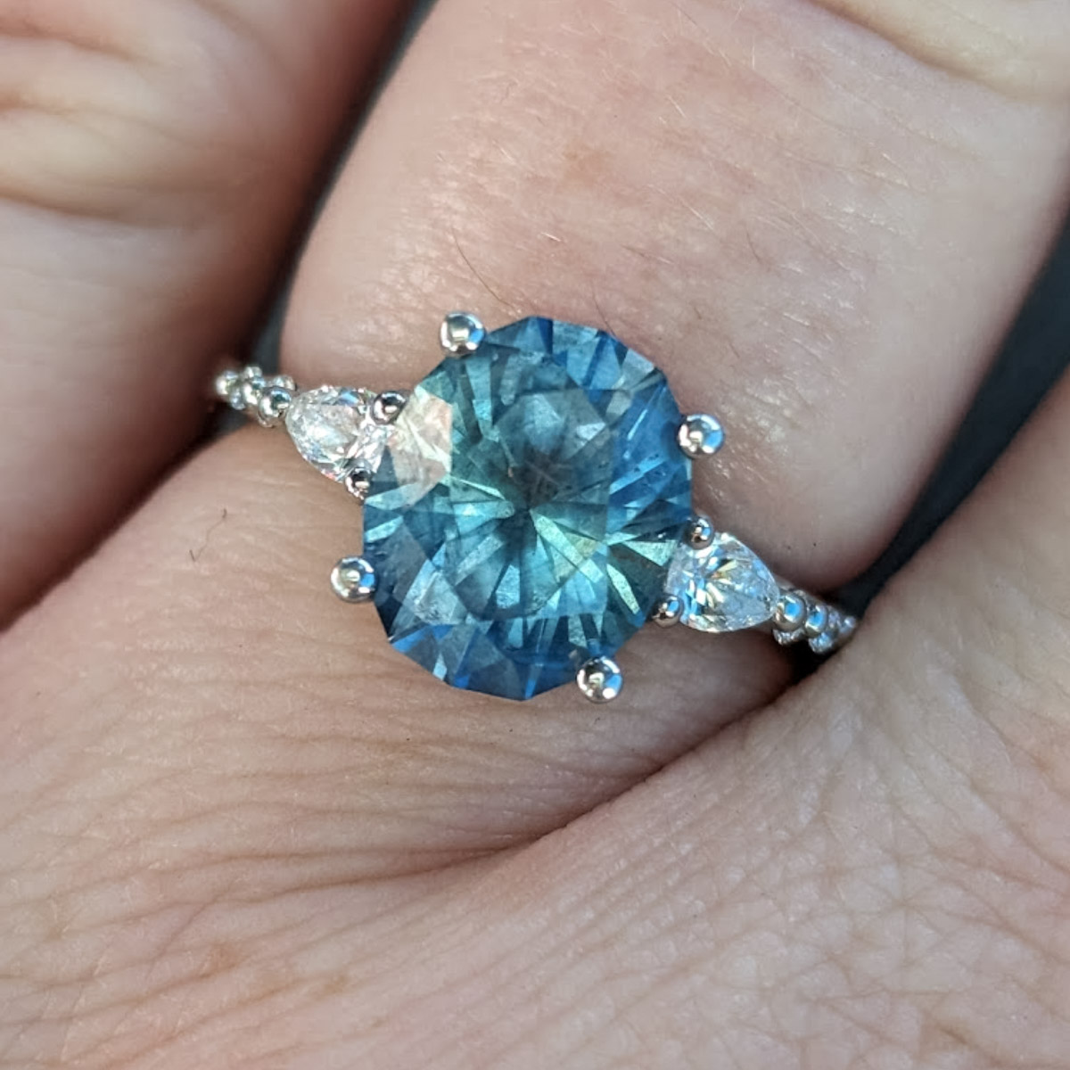 The "Carina" ring in platinum with 3.87-Carat Montana Sapphire