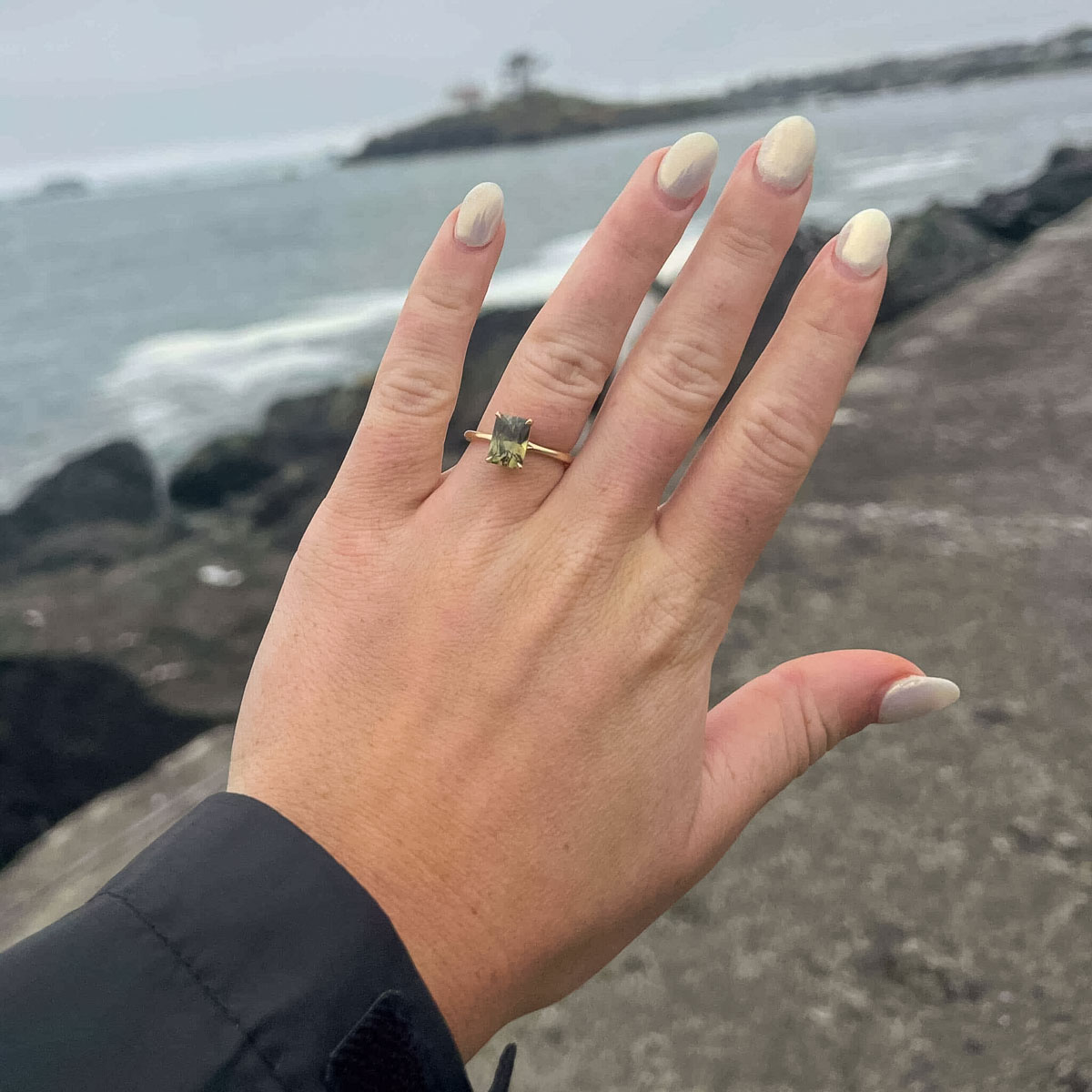 The "Vanessa" ring in 18K yellow gold with 3.30-carat Montana sapphire