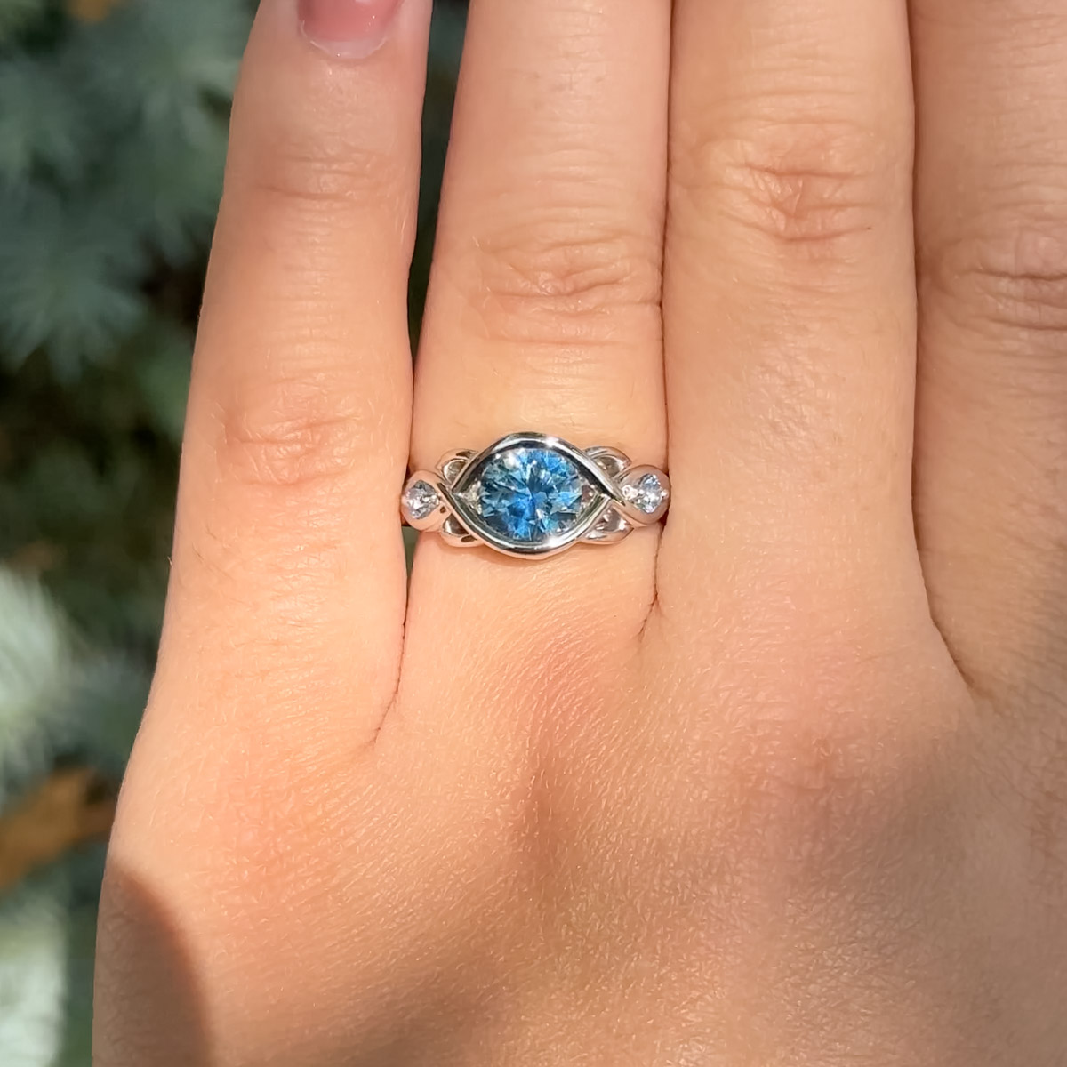 The "Isolde" ring in platinum with 1.51-carat Montana sapphire