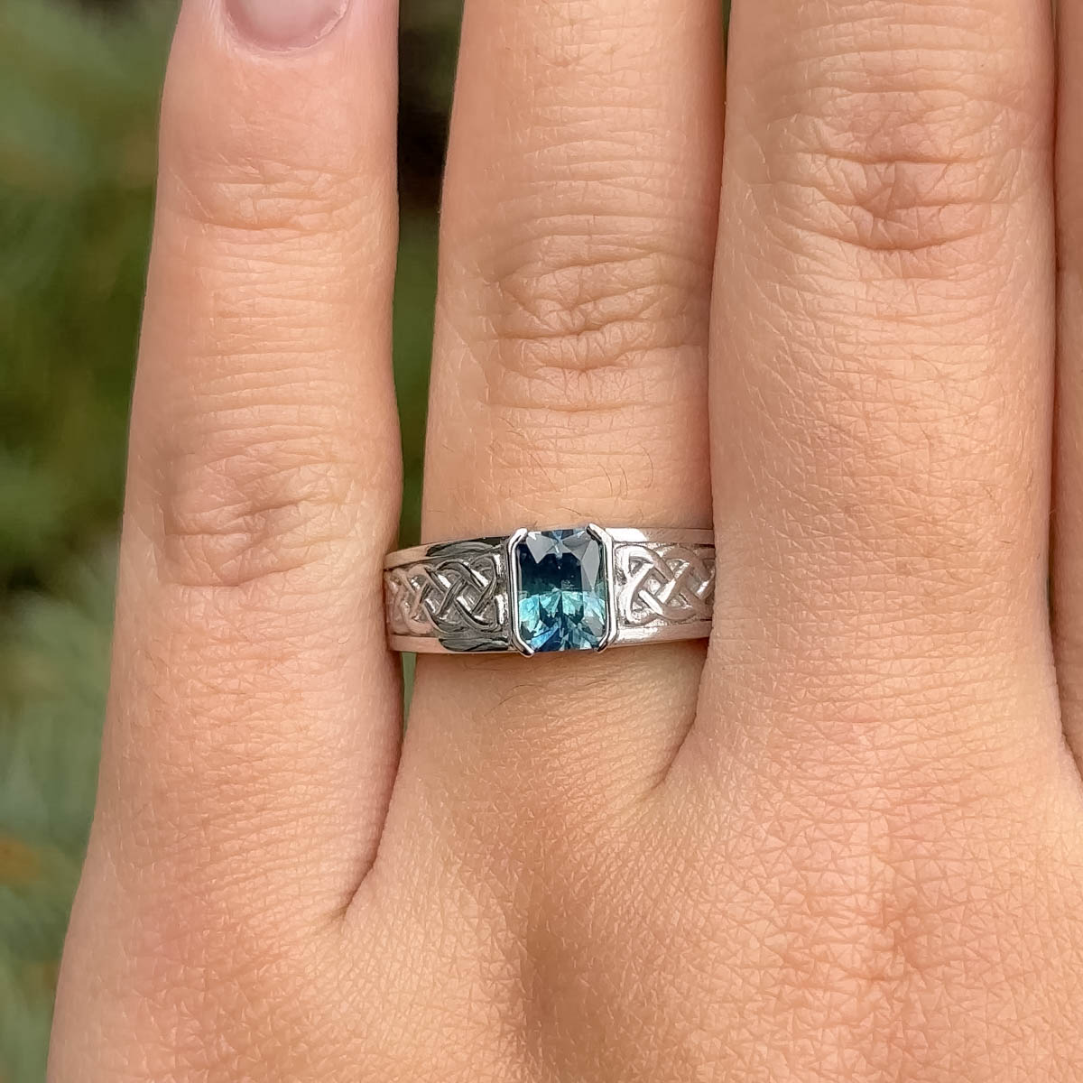 The "Shannon" ring in platinum with 1.06-carat Montana sapphire