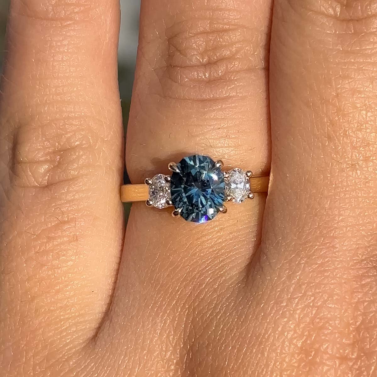 The "Evelyn" ring in 18K yellow gold with a 1.65-carat Montana sapphire