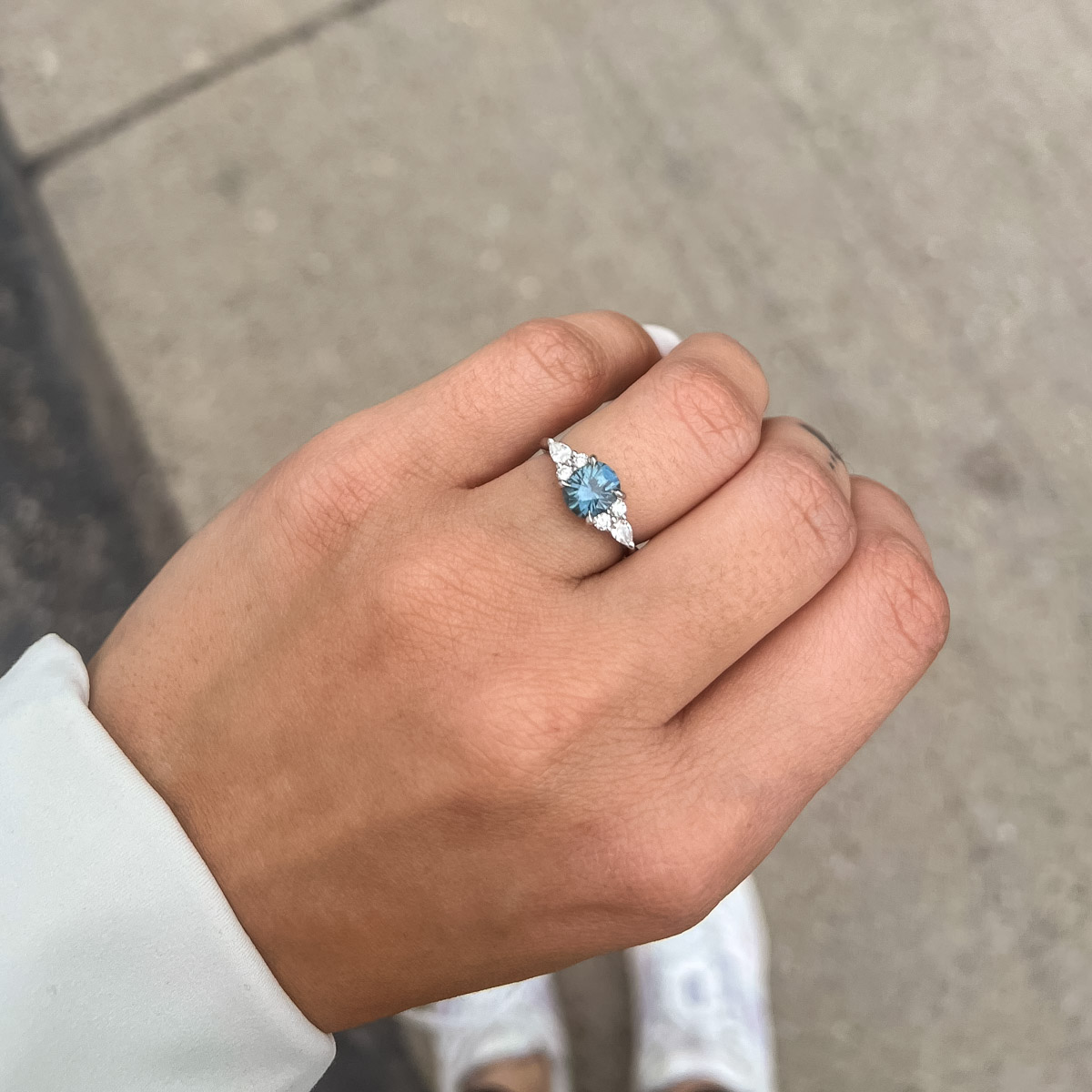 The "Vela" ring in platinum with 1.68-carat Montana sapphire