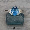The "Vesta" ring in 18k white gold with 1.24-carat Montana sapphire