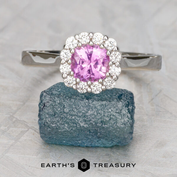 The Prong "Valeria" ring in 18K white gold with 1.14-carat Madagascar sapphire The Prong "Valeria" ring in 18K white gold with 1.14-carat Madagascar sapphire