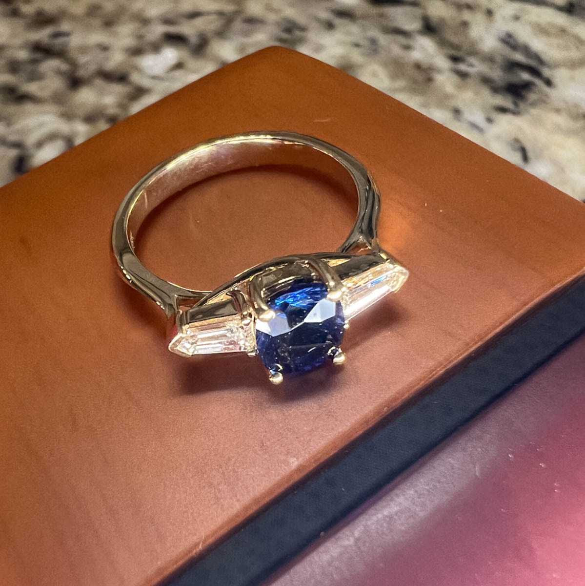 The "Mandevilla" ring in 18K yellow gold with 1.21-Carat Ceylon Sapphire
