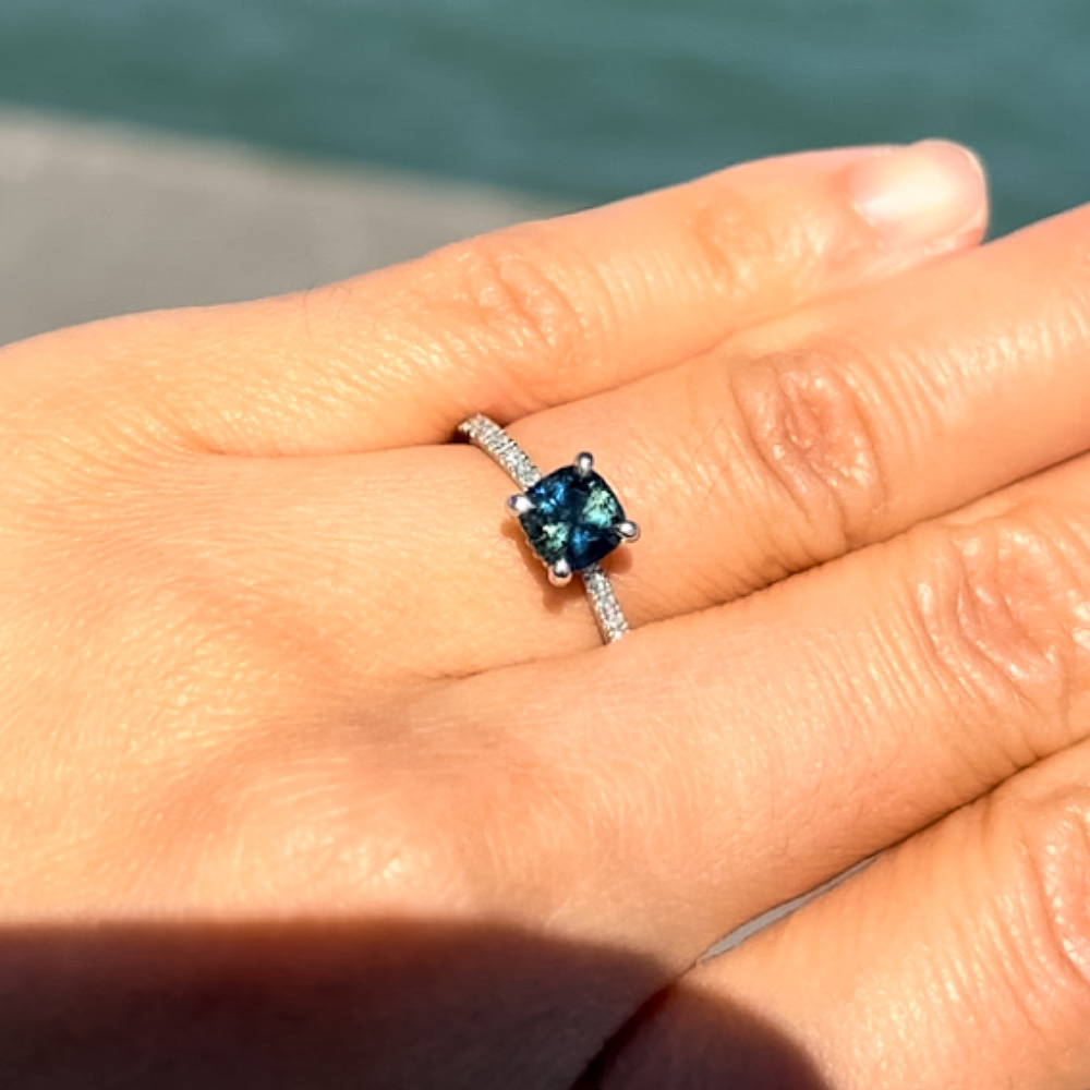The "Amphitrite" ring in platinum with 1.08-carat Australian sapphire