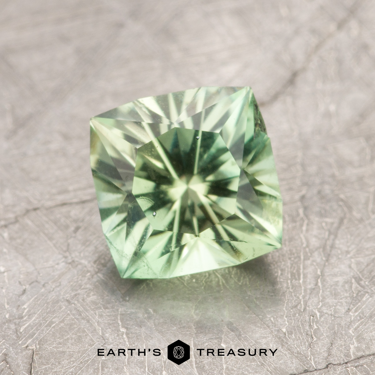 Pierre Précieuse Kornerupine Verte Naturelle 1,04 Carat, Taille Ronde, Madagascar
