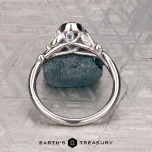 The "Cassia" ring in 14K white gold with 0.96-carat Montana sapphire