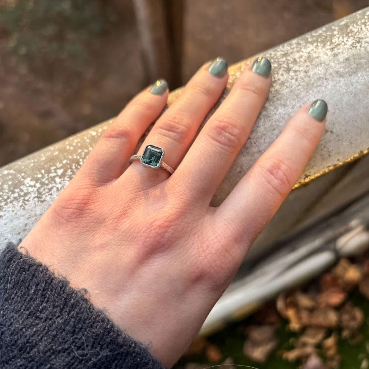 The "Niobe" ring in platinum with 2.35-carat Ceylon sapphire