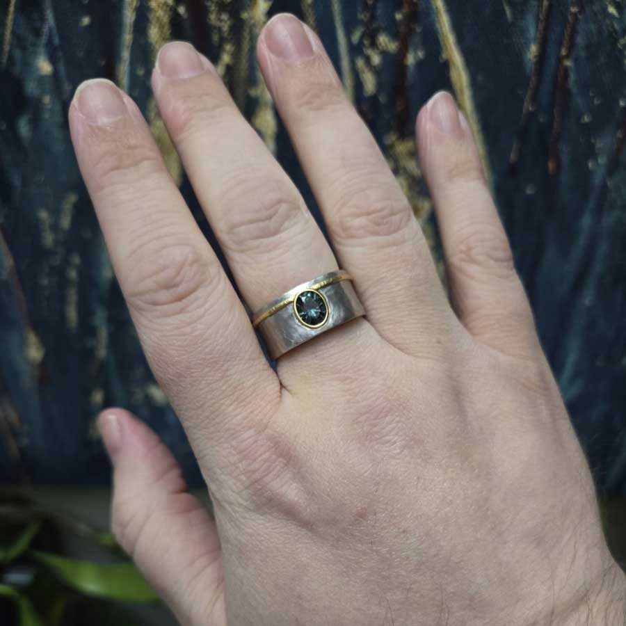 The "Armando" ring with 1.57-carat Montana sapphire