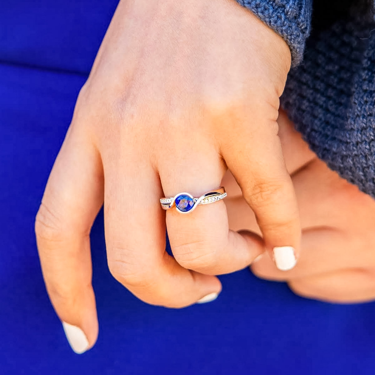 The "Faye" ring in 18K white gold with 0.96-carat Ceylon sapphire