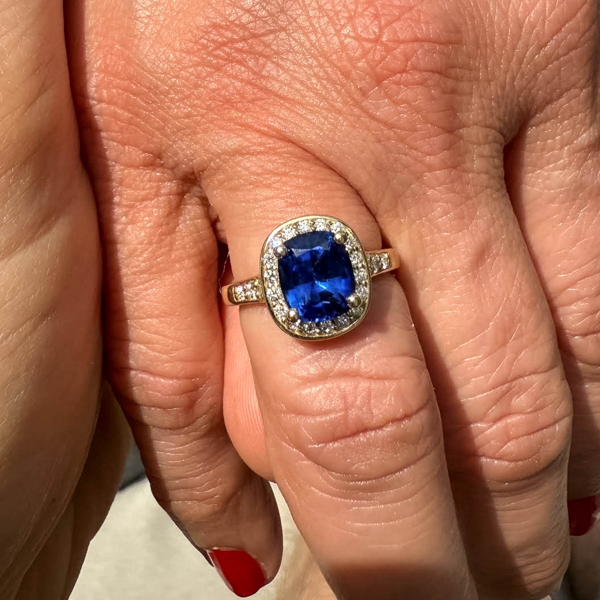 Custom ring in 14K yellow gold with 2.54-carat Ceylon saphire