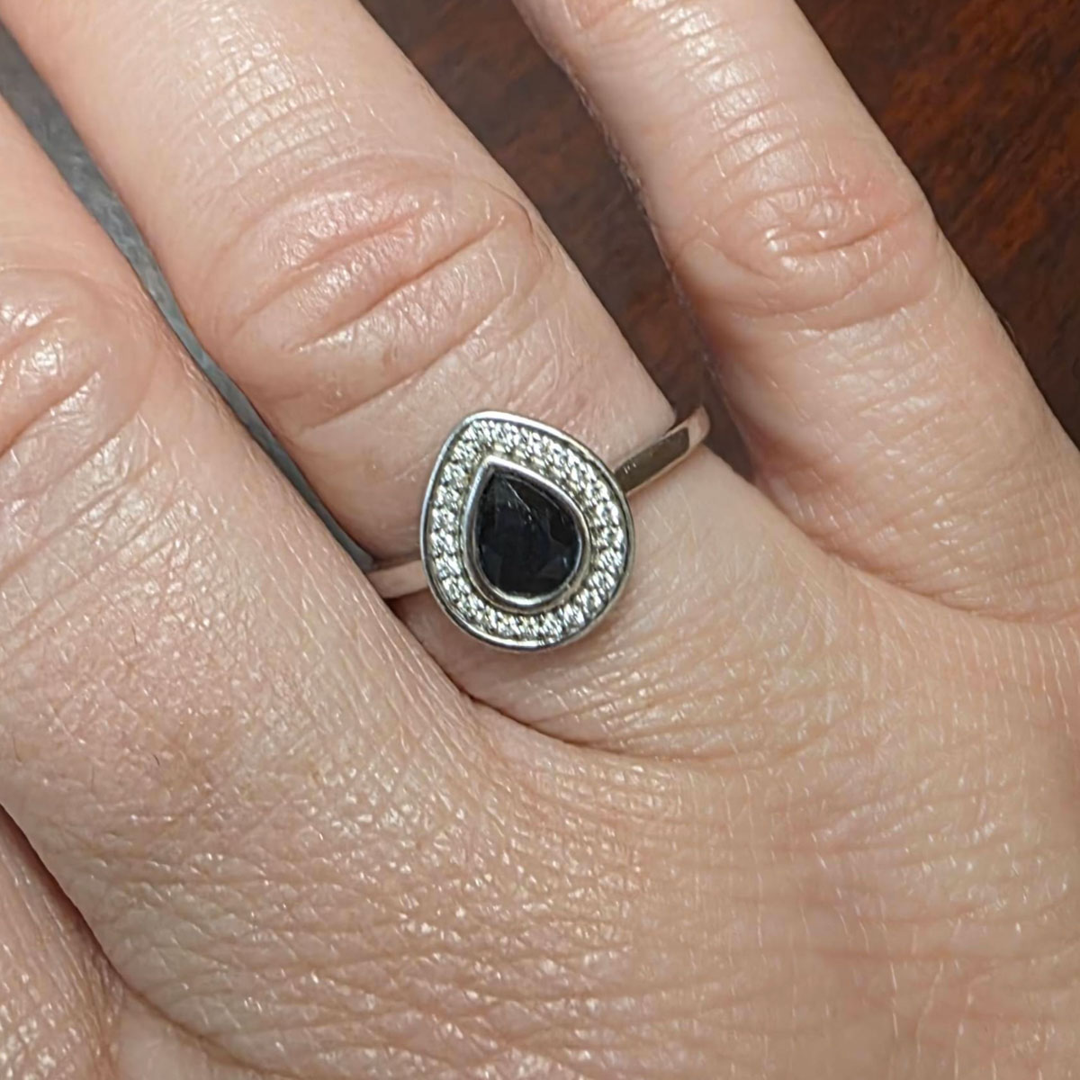 The "Grace" ring in 14K white gold with 0.72-carat Australian sapphire