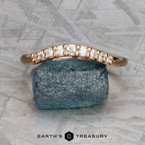 The "Hesperia" band in 20K pink gold displayed on a rock.