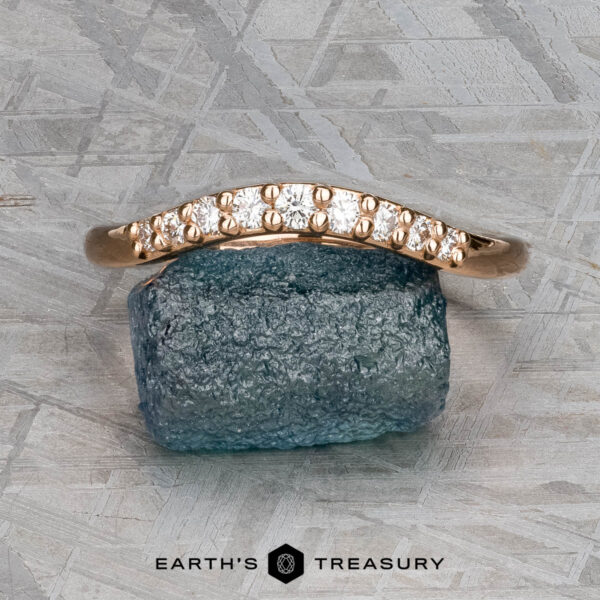 The "Hesperia" band in 20K pink gold The "Hesperia" band in 20K pink gold displayed on a rock.