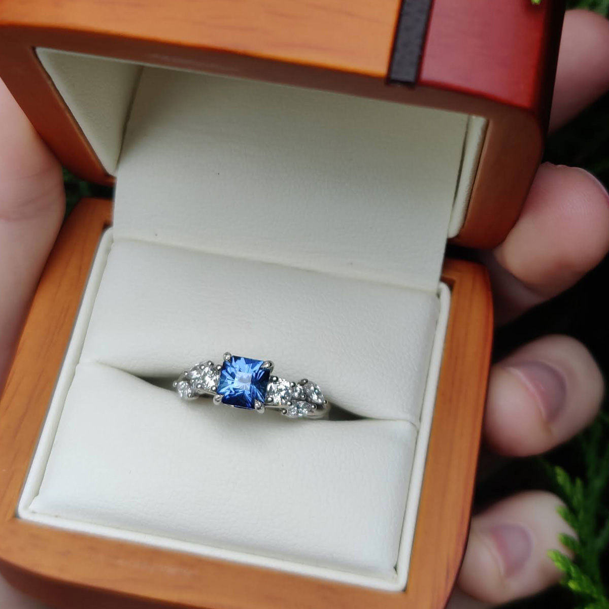 Custom "Lobelia" ring in platinum with 1.32-carat Ceylon sapphire
