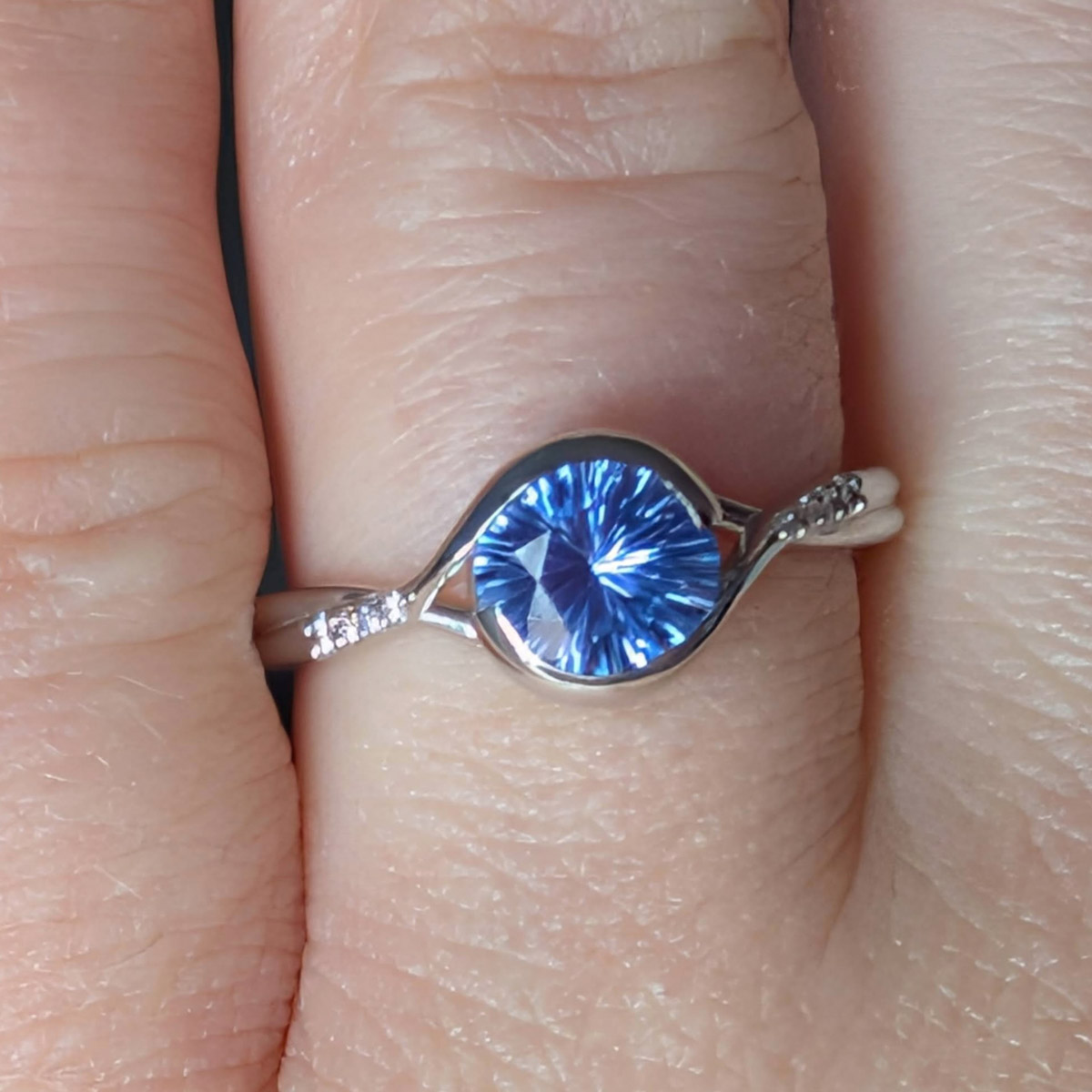 Custom "Tango" ring in platinum with 1.31-Carat Ceylon Sapphire