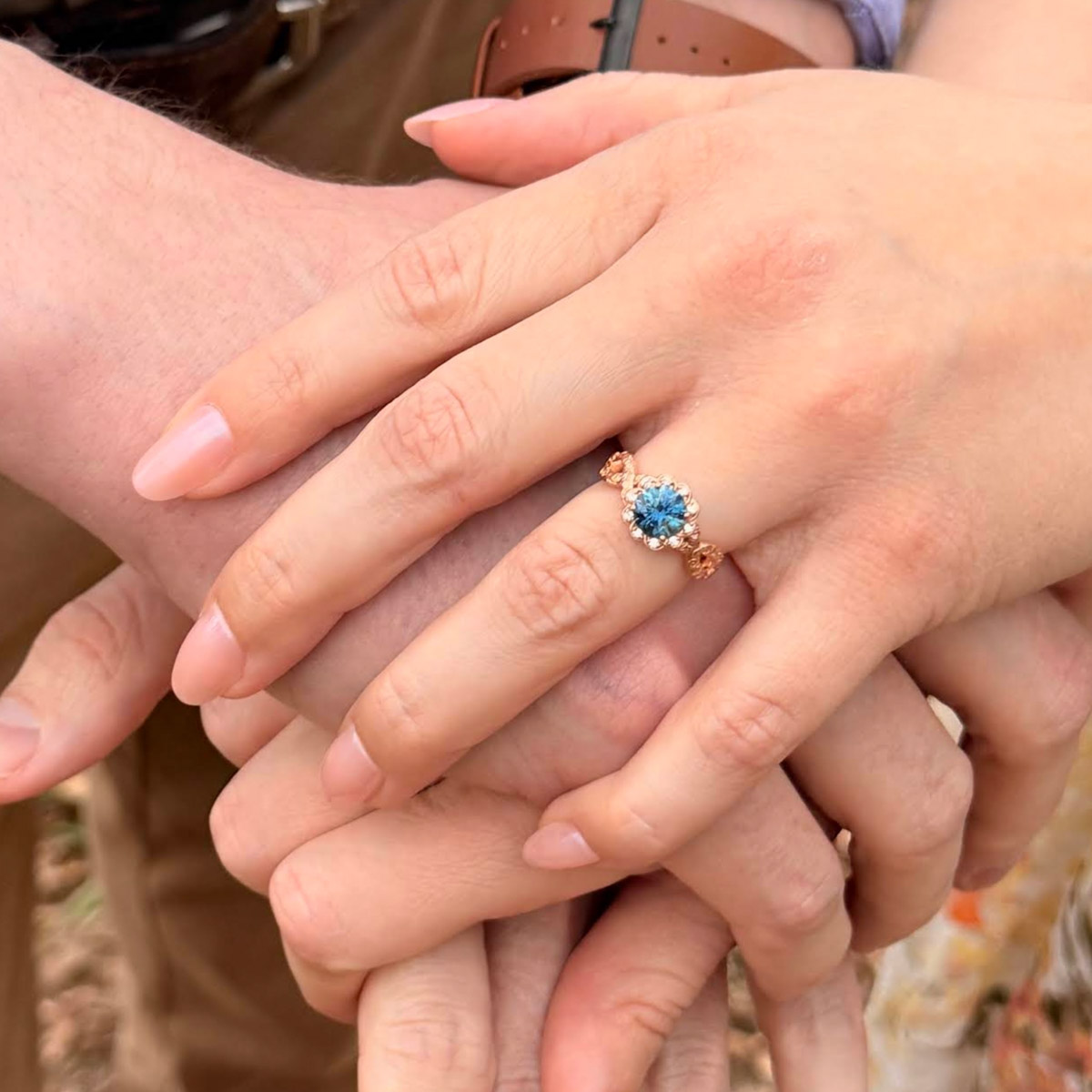 The "Passiflora" ring in 14K rose gold with 1.34-carat Montana sapphire