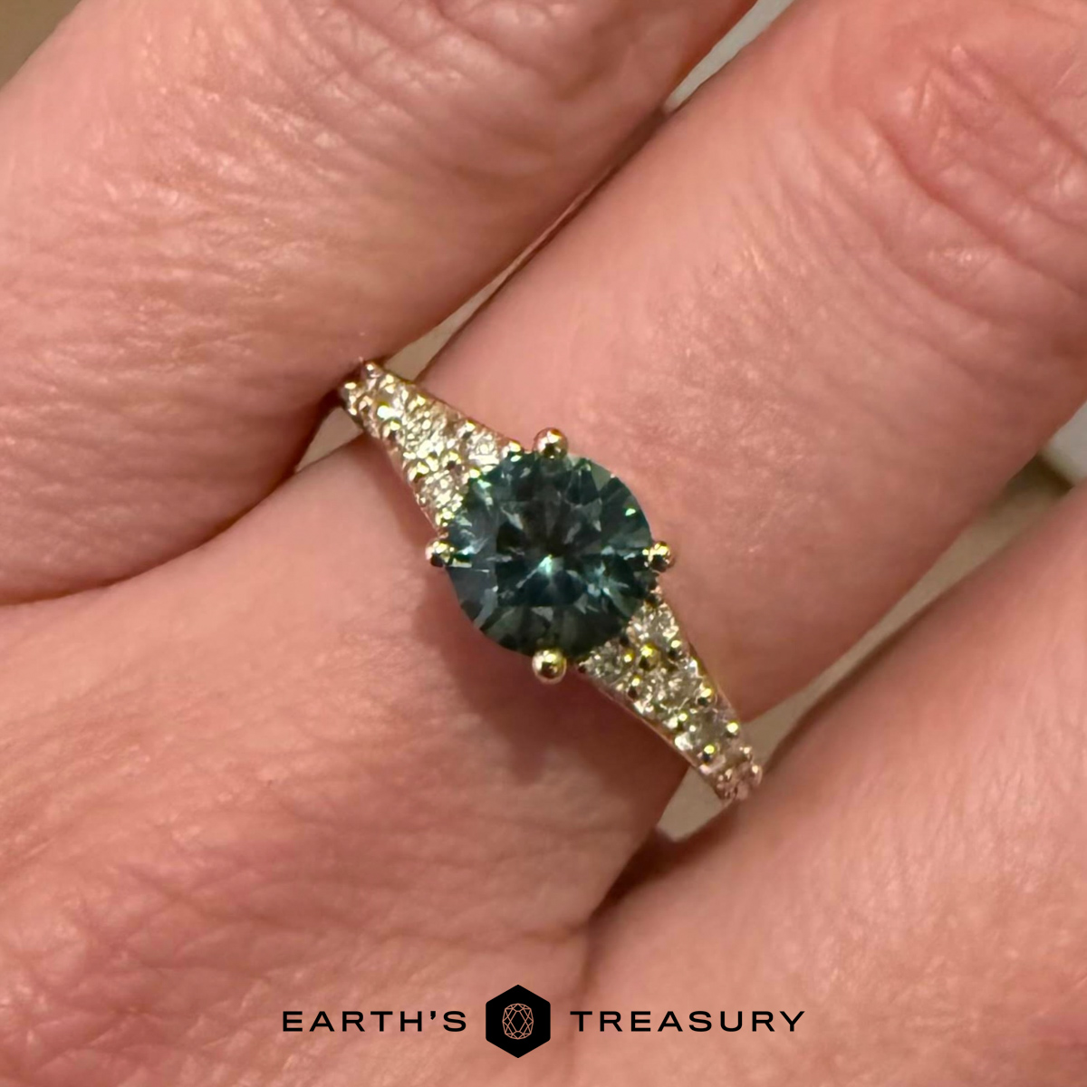 The "Arethusa" ring in 14K yellow gold with 1.30-carat Montana sapphire
