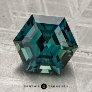 0.58 cts SAPHIR VERT BLEU. VVS. Non Chauffé. Madagascar. Avec Certificat d'auth