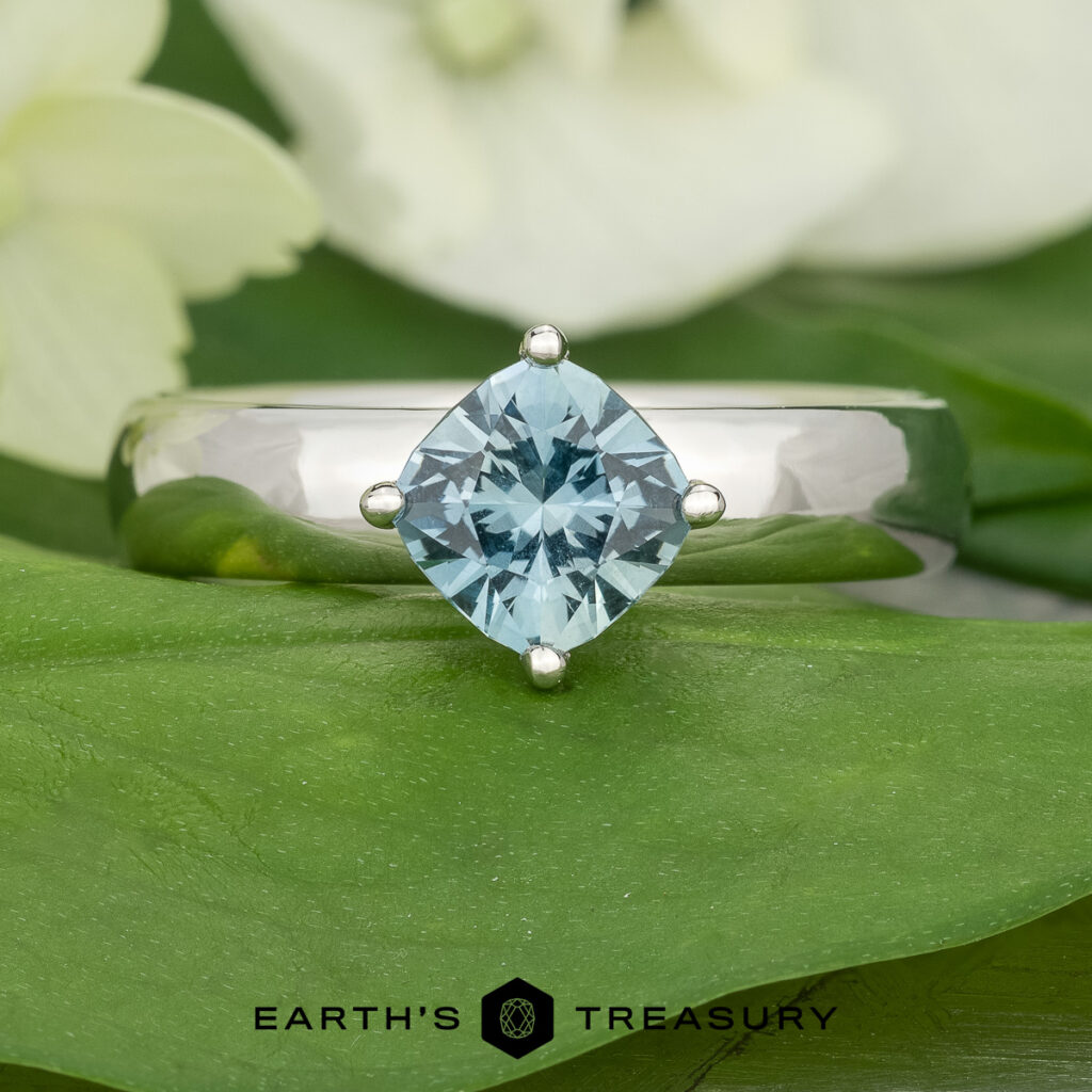 The "Davina" ring in platinum with 1.22-carat Montana sapphire